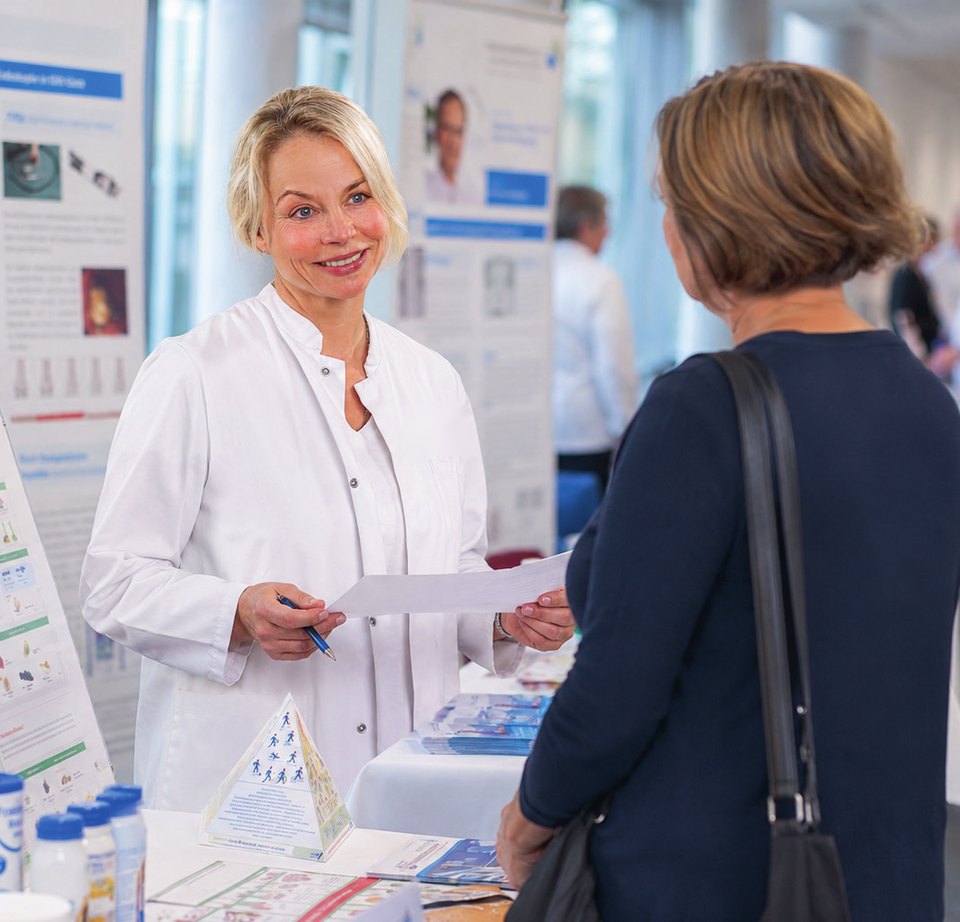 Sandra Gottschalk im Beratungsgespräch mit einer Patientin